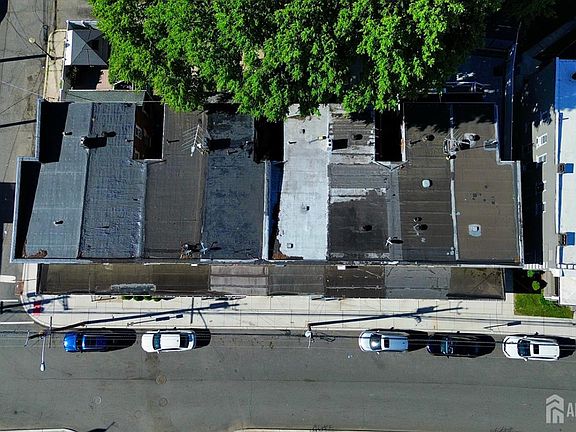 4th image of 224 E 2nd St