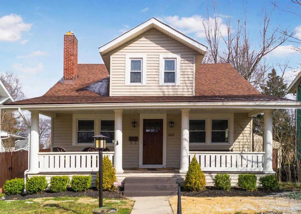 1st image of 208 E Como Ave