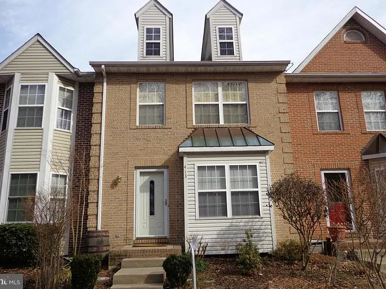 413 Lakeview Ct — Photo 1