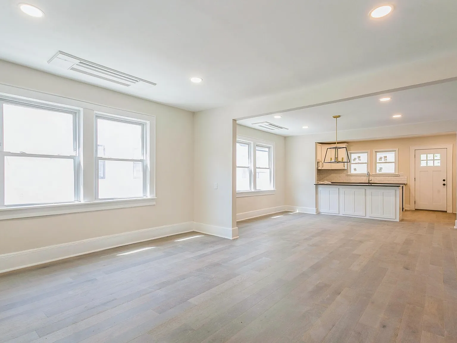 3 bed, 2.5 bath, 1389 sqft, $6,700 — Photo 2