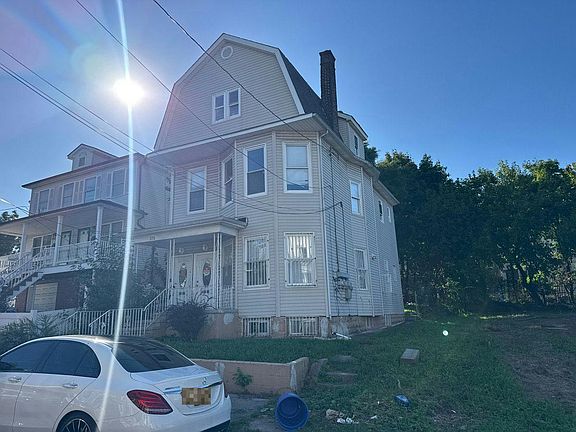 5th image of 373 Peshine Ave