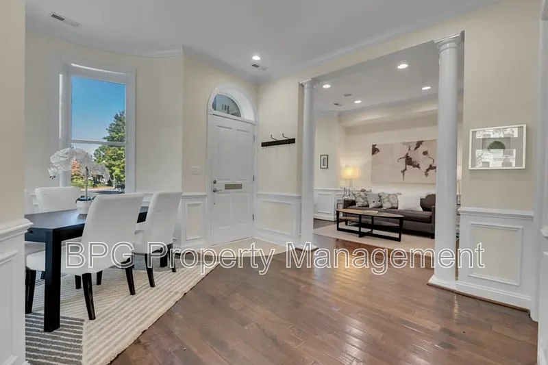 3 bed, 3.5 bath, 1839 sqft, $6,325 — Photo 3