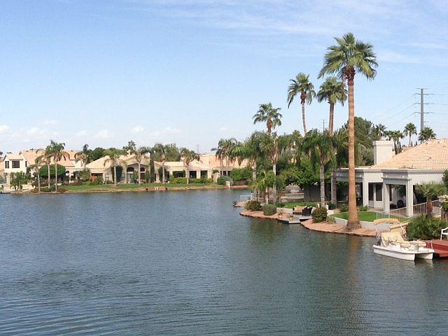 Val Vista Lakes community