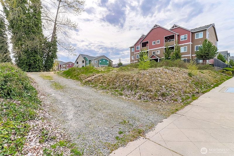 3rd image of 1725 Meridian Avenue E