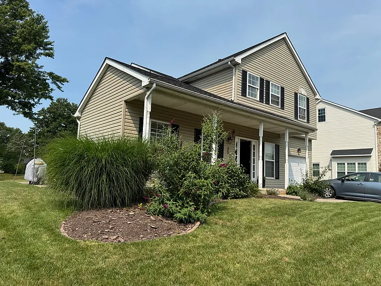 35 Lois Ln — Photo 5