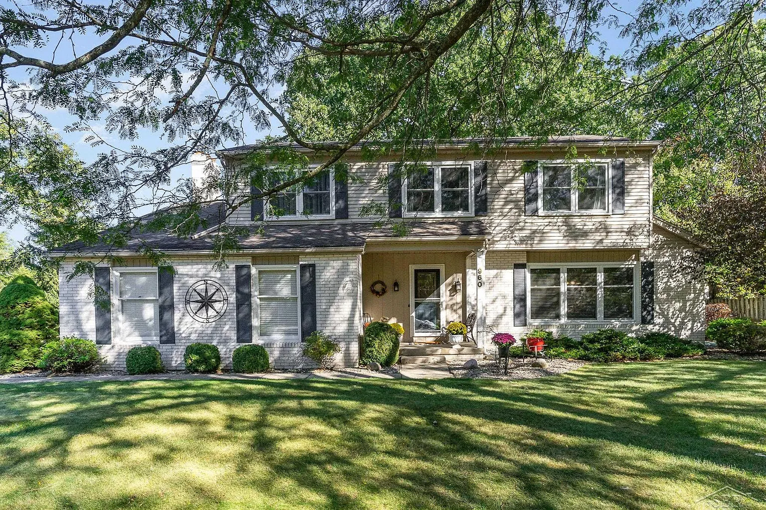 960 Canterbury Dr photo 1