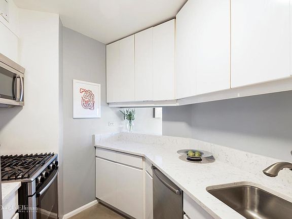 4th image of 275 Greenwich St APT 7B