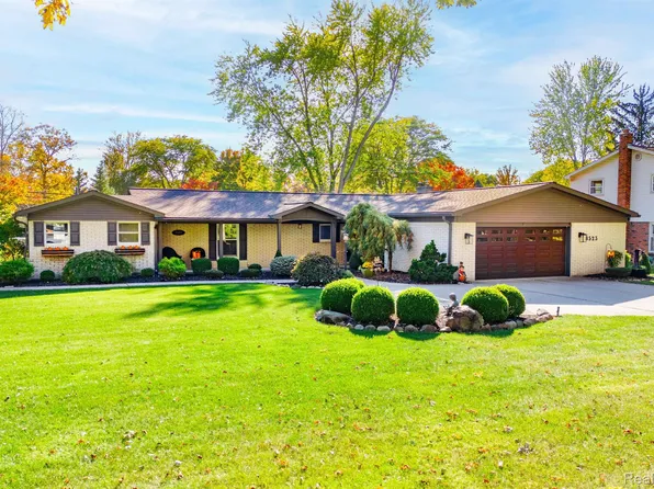 8523 Ferry Rd, Grosse Ile, MI 48138