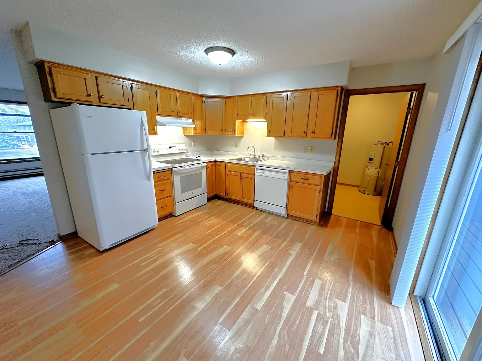 2 bed, 900 sqft, $1,200 — Photo 4