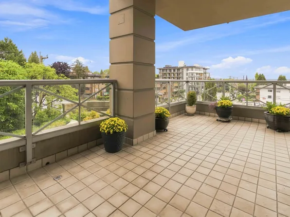 160 E 13th St #405, North Vancouver, BC V7L 2L5
