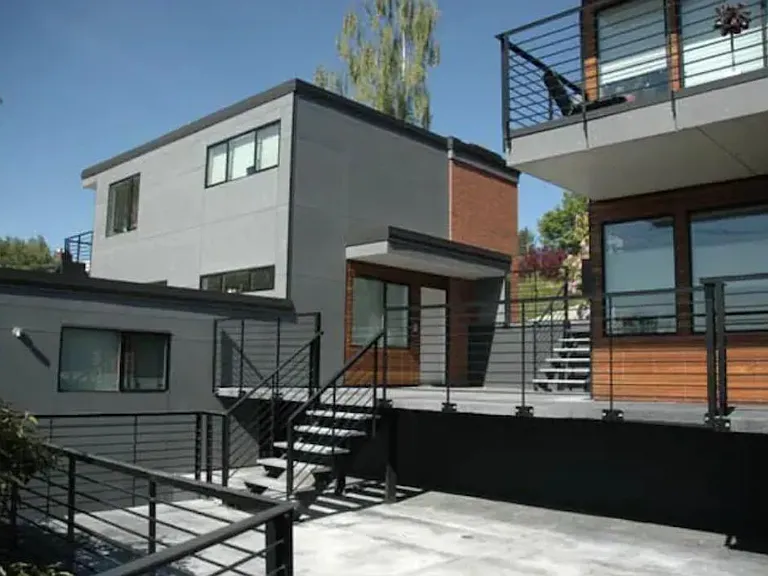 2404 Thorndyke Pl W #5 — Photo 1