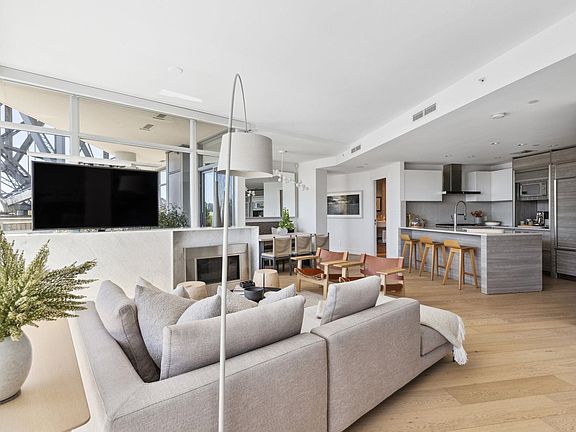 5th image of 303-628 Kinghorne Mews #303