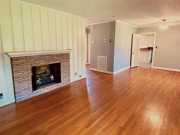 3rd image of 1009 Woodlawn St