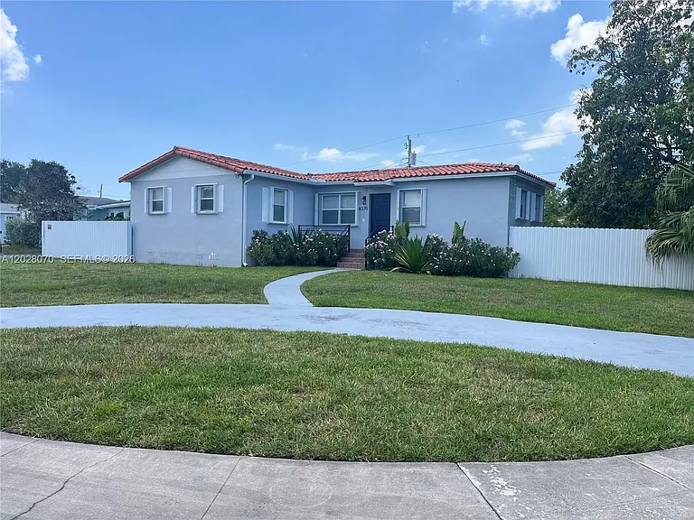 8370 SW 27th Ln — Photo 1
