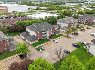 4120 100th St APT 6, Urbandale, IA 50322
