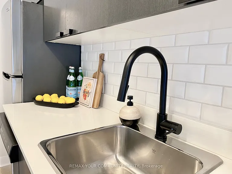 375 King St W #402 — Photo 4