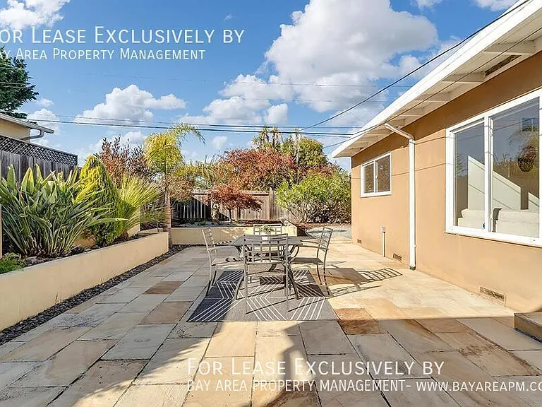 1210 Sleepy Hollow Ln — Photo 6