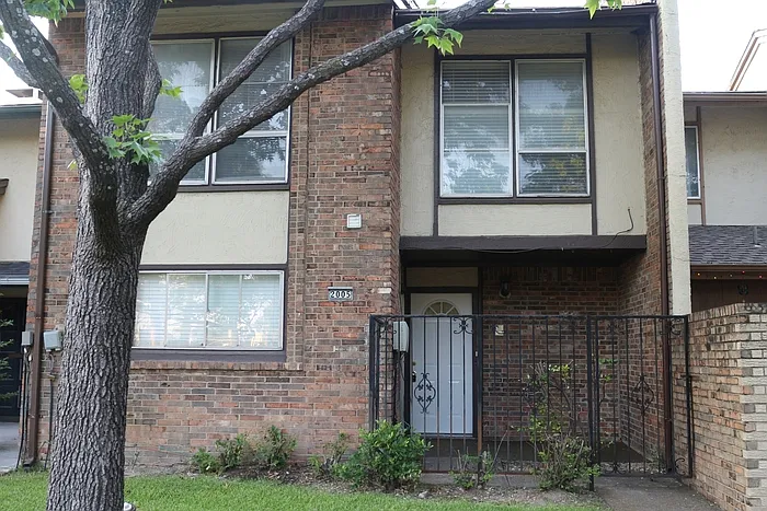 2005 Town Ct — Photo 1