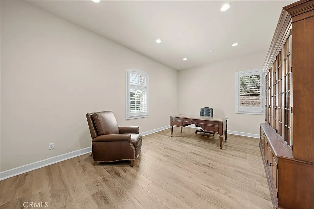 6 bed, 5.5 bath, 4790 sqft, $13,000 — Photo 4
