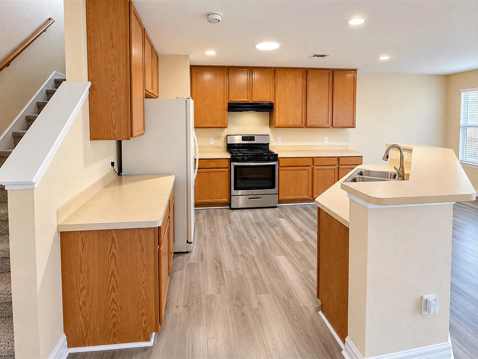 4 bed, 2.5 bath, 2102 sqft, $1,845 — Photo 4