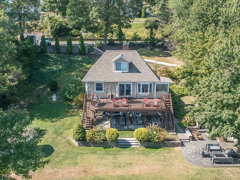 18 Shore Rd — Photo 3