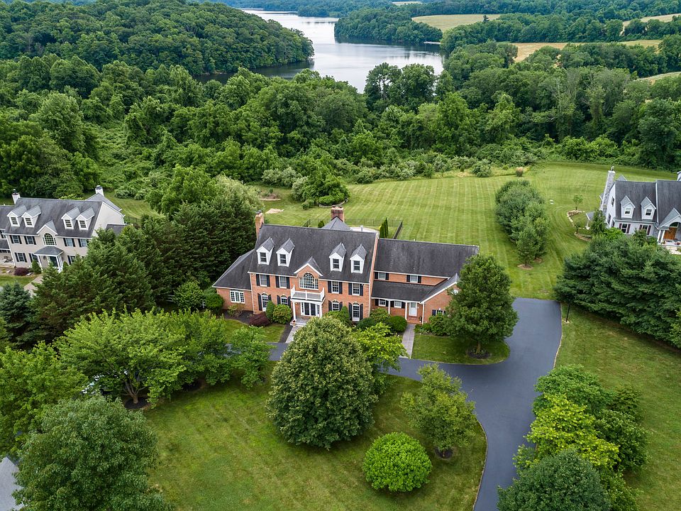 Welcome to 90 Waterview Dr