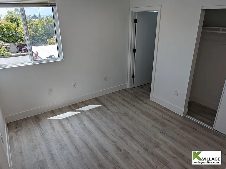 1575 1/2 W 37th St #303 — Photo 11