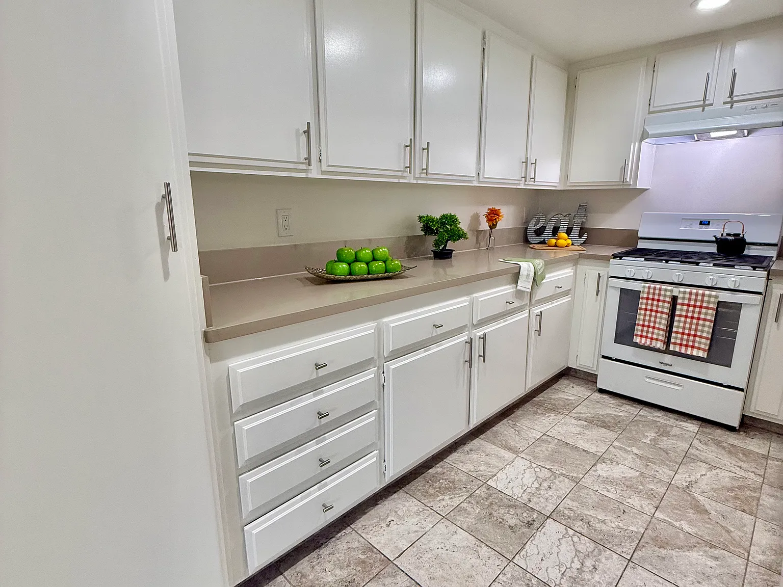 512 W Imperial Ave — Photo 2