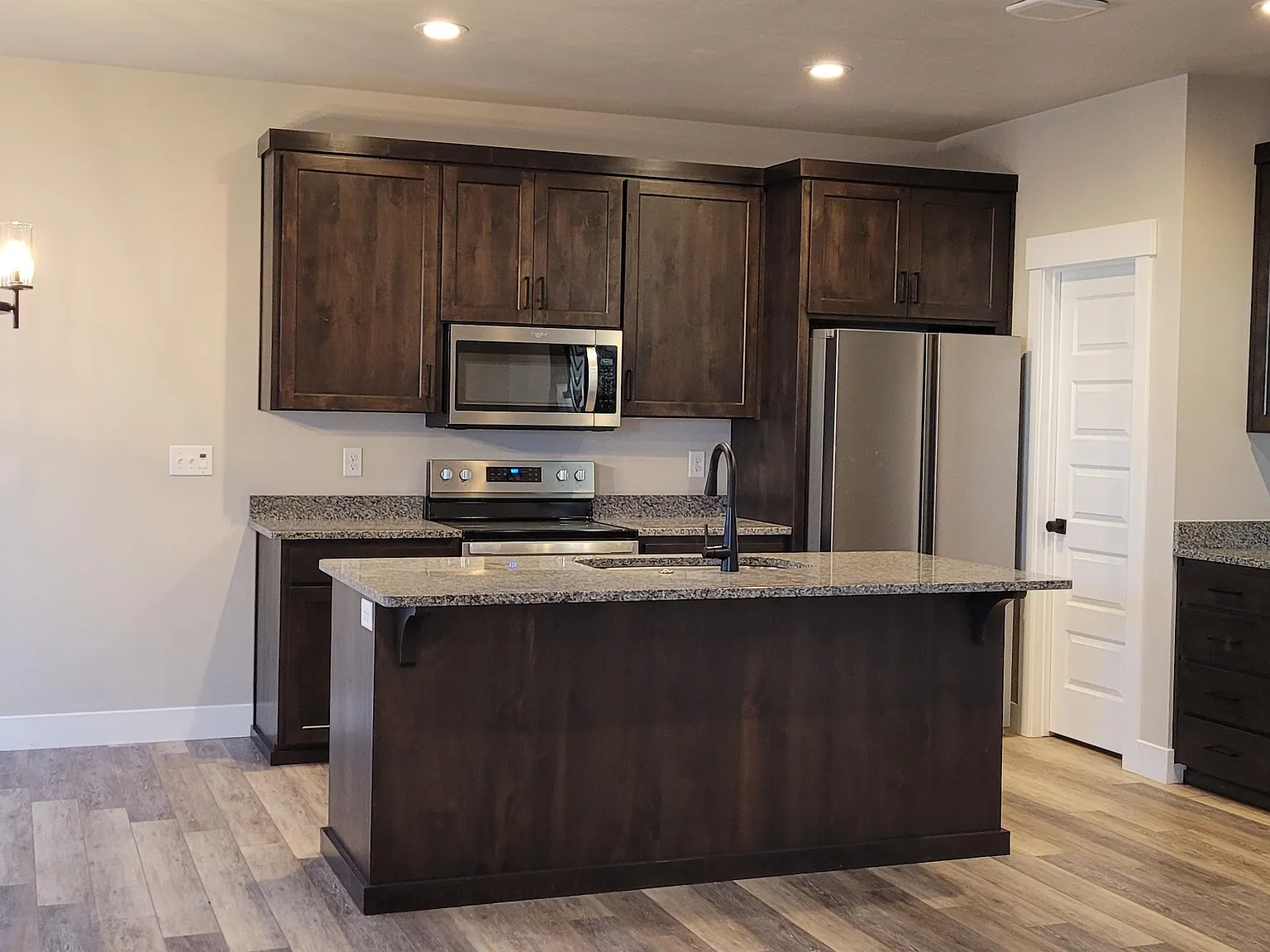 2885 Sunburst Dr — Photo 2