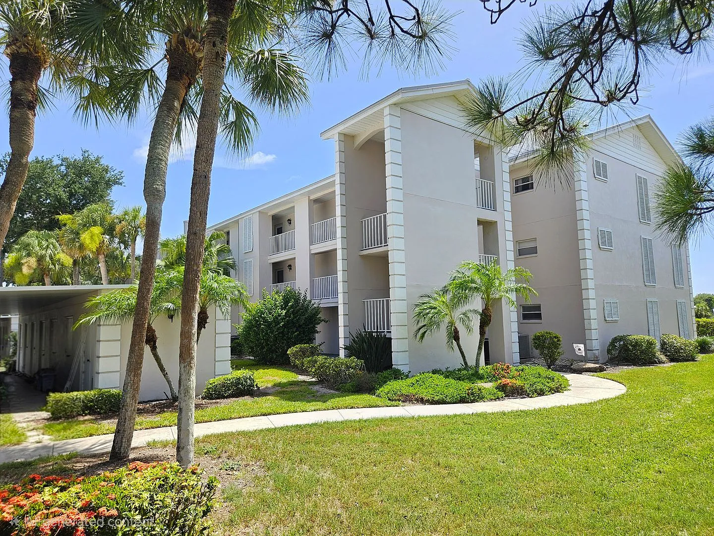 Gorgeous Seasonal Short-Term 2 Bedroom 2 Bathroom 2nd Floor Condo with Golf Transfer at Farmingto... — Photo 1