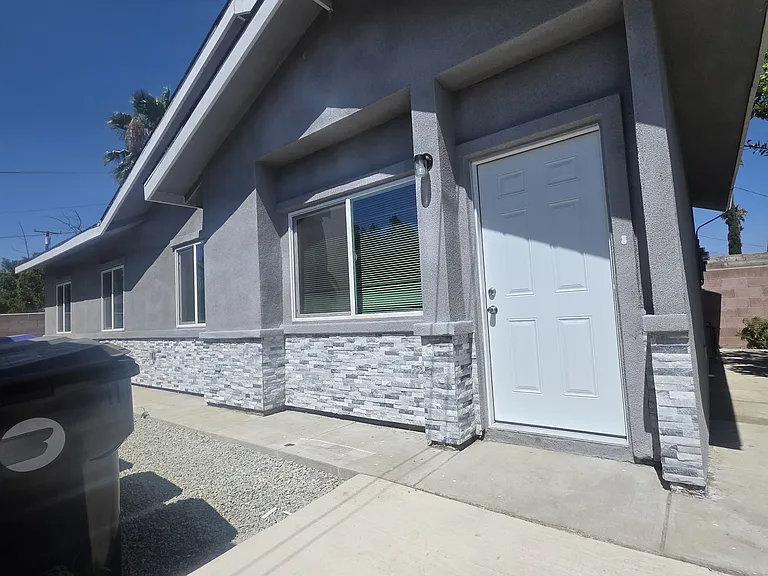 Roxbury Dr — Photo 1