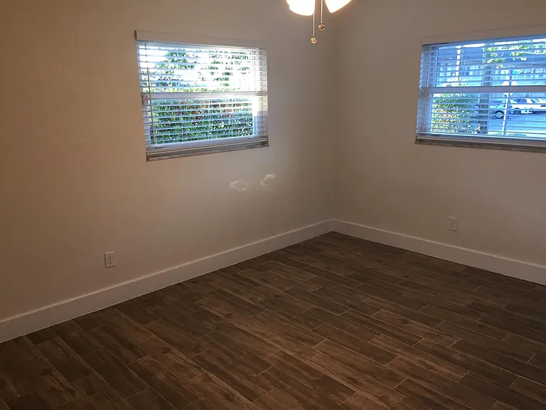 2511 W Violet St — Photo 9