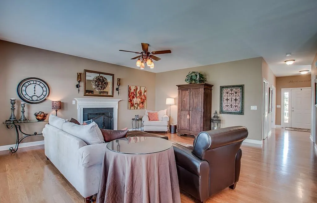4 bed, 3262 sqft, $4,599 — Photo 4