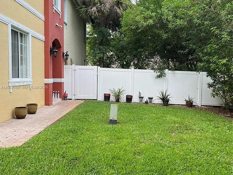 5347 SW 40th Ave #5347 — Photo 3