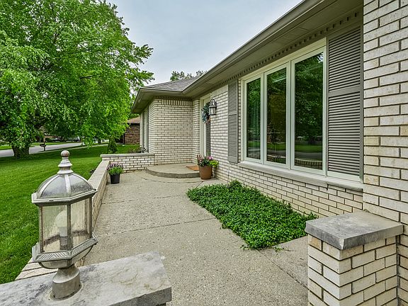 3rd image of 625 Valley Way Rd