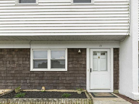 2nd image of 593 Garfield Ave APT 19