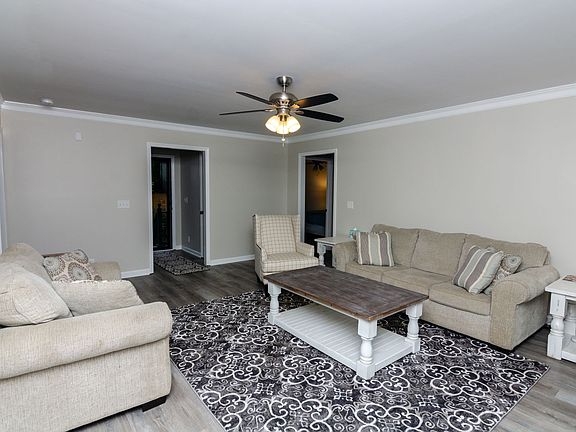 3rd image of 618 Glencoe Ct