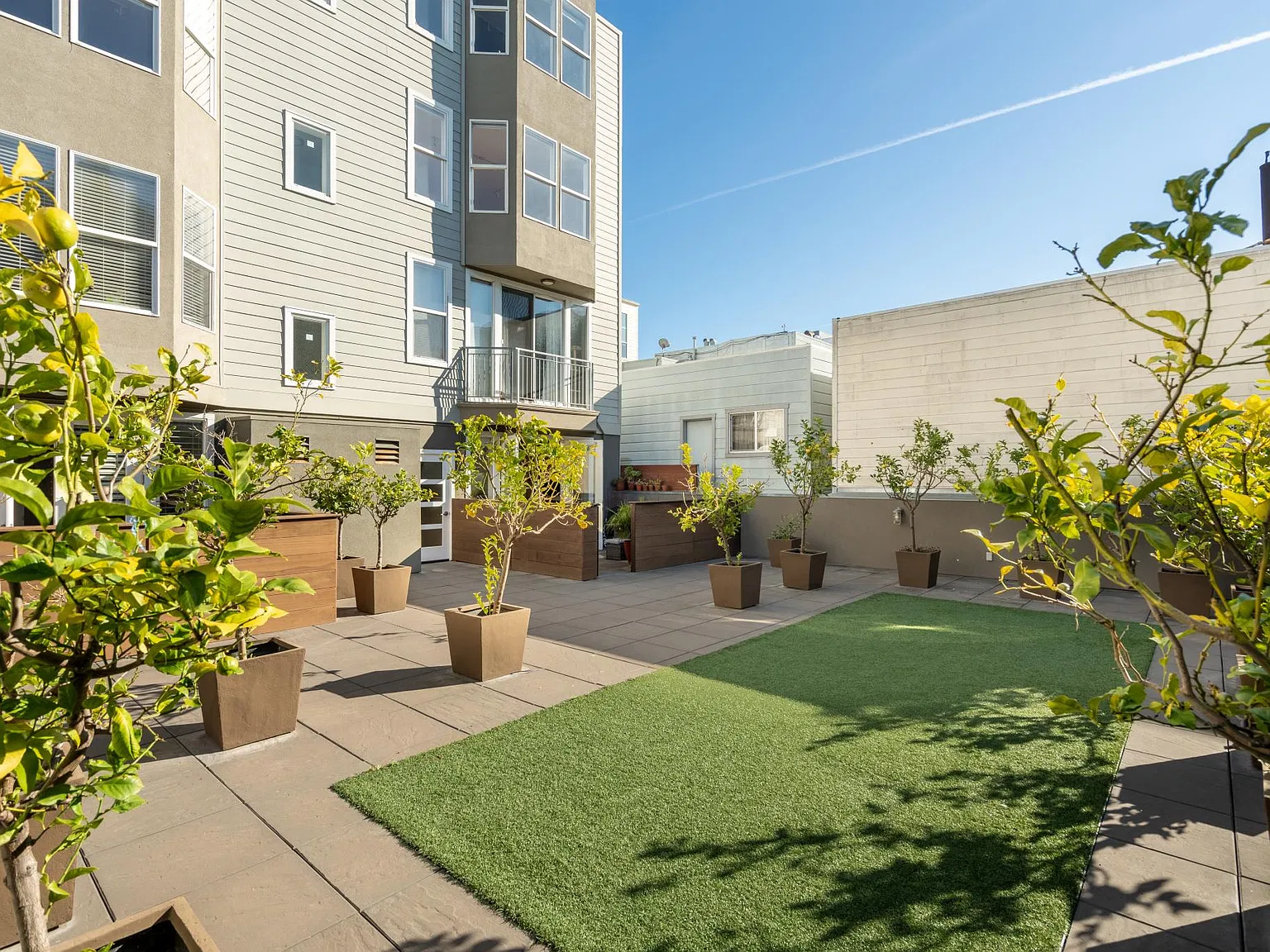 566 S Van Ness Ave — Photo 3