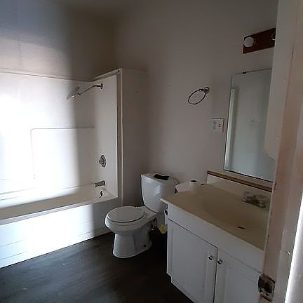 5th image of 612 E Bryan Ave