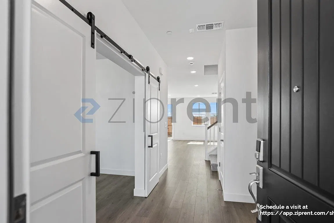 5 bed, 2825 sqft, $3,500 — Photo 4
