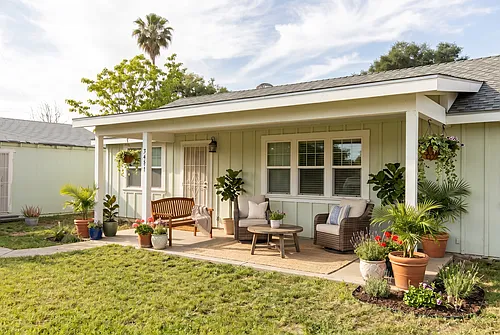 2577 Beaumont St Photo 1