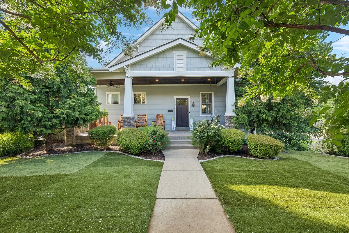 Beautiful family home, fully furnished, with hardwood floors and a garage. - 906 Acklen Ave