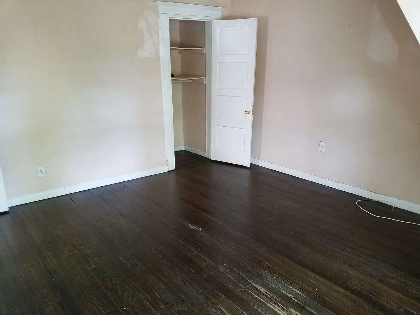 Newly Renovated 7-Bedroom Newark Home Spacious — Photo 4