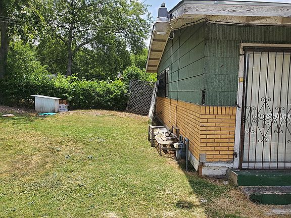 5th image of 118 Sterling St