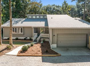 131 Oakleaf Dr, Pine Knoll Shores, NC 28512