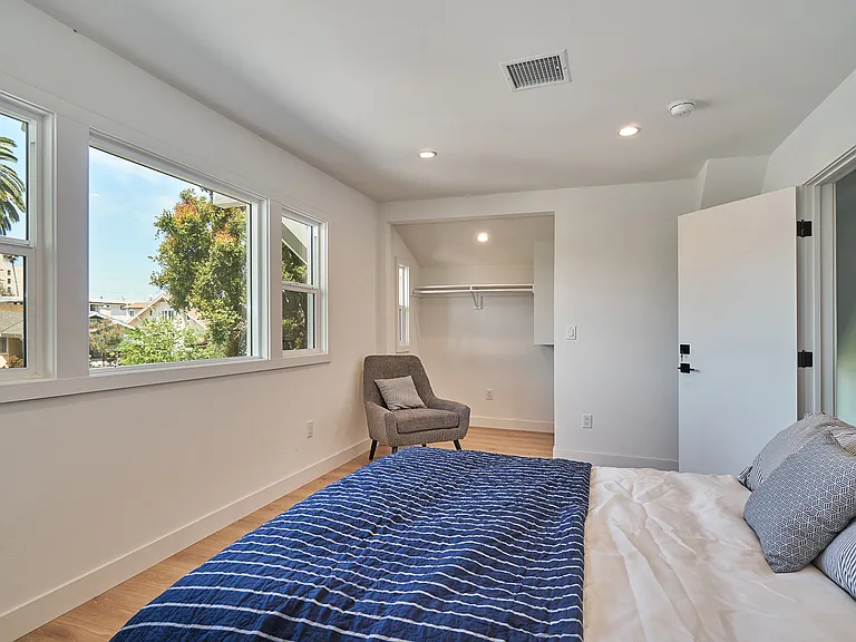 152 S Serrano Ave — Photo 17