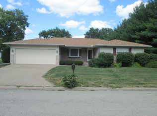 1316 Maplewood Dr, Monmouth, IL 61462