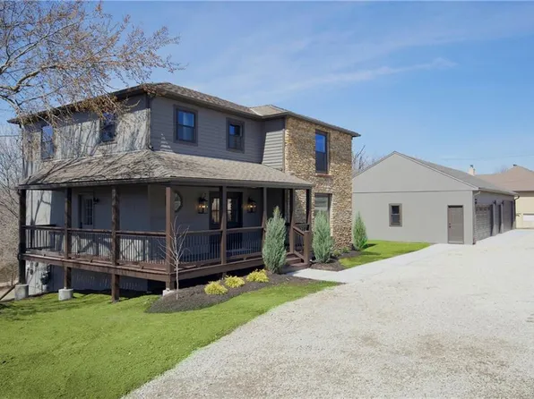 8974 Hillview Dr, De Soto, KS 66018