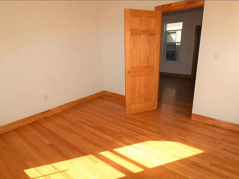 441 16th St #4L — Photo 3