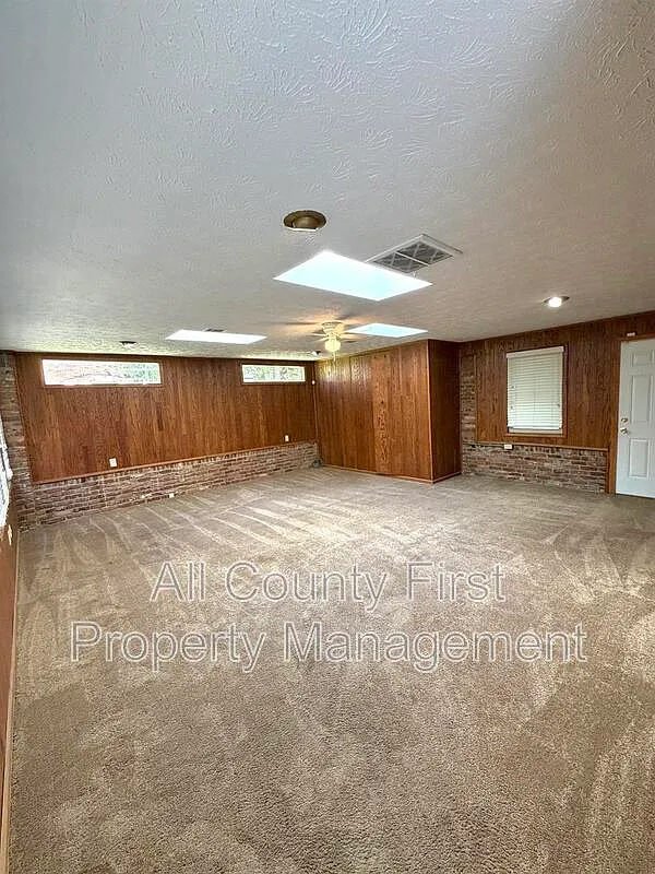 3 bed, 2.0 bath, 2052 sqft, $2,000 — Photo 2